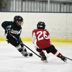 Retten Sie Weihnachten dank dem kompletten Schutzset für Eishockeyspieler