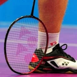 Spielen Sie ein tolles Doppel mit den Badminton Schlägern Yonex Astrox