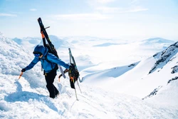 Unternehmen Sie Skitouren in schneebedeckten Bergen