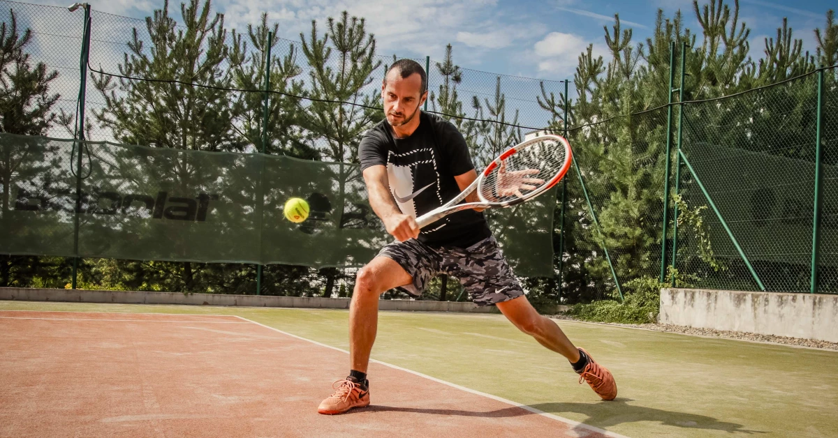 Roland mit den Tennisschlägern Babolat Pure Strike 2020