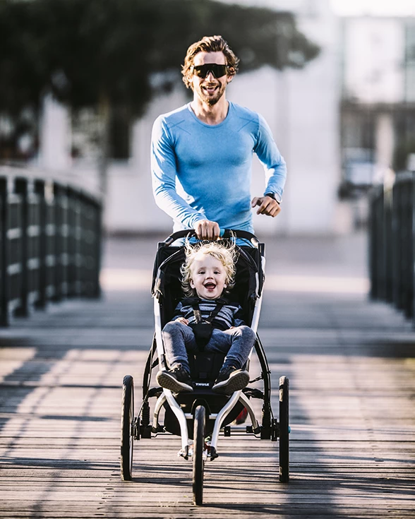 Jogging Kinderwagen Thule Glide 2 schafft auch Wald- oder Feldweg