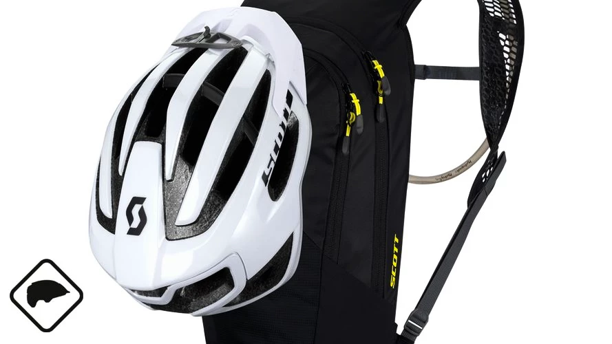 Befestigen Sie den Helm schnell und einfach mit dem cleveren Klemmsystem an Ihrem Rucksack.
