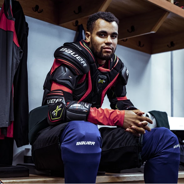 Jordan Greenway in den Eishockeyschonern Bauer Vapor