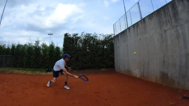 Volleys an der Wand sind anspruchsvoller aufgrund der kürzeren Zeit zwischen Schlägen.