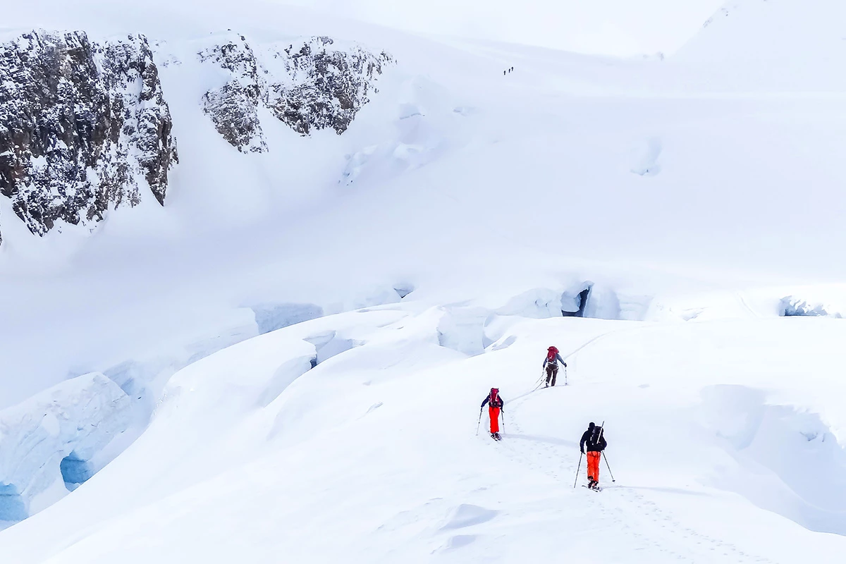 Im Winterurlaub unternehmen Sie gemeinsam mit Freunden Ausflüge auf Skitouren-Ski.